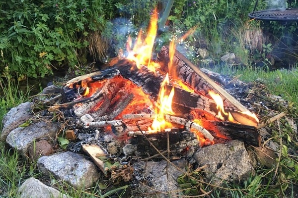 Lagerfeuer am Bach